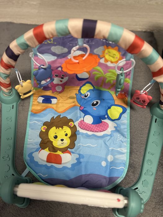 Saltea de joacă pentru bebelusi cu pian si jucarii suspendate