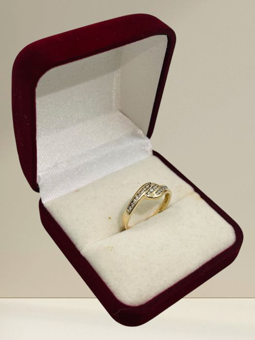 Златен пръстен с диаманти 14к