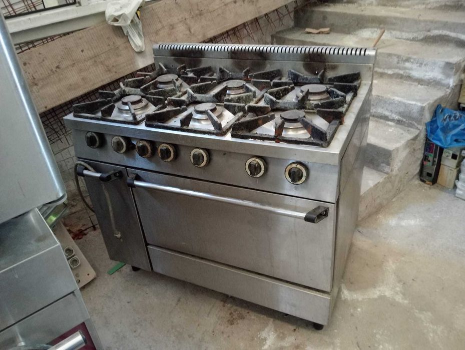 Aragaz profesional cu 6 ochiuri .