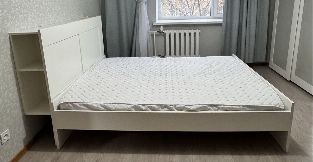 Продам кровать Икеа с матрасом 200-*160. Наматрасник в подарок.