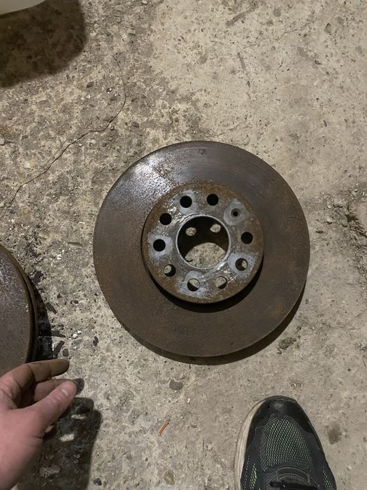 Продавам комплект  дискове и задни апарати за Фолксваген Туран 2004