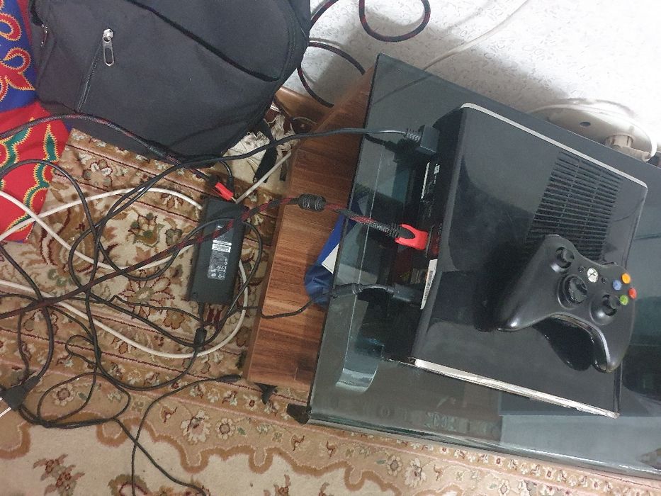 Продам xbox360 есть 31 игры два геймпад