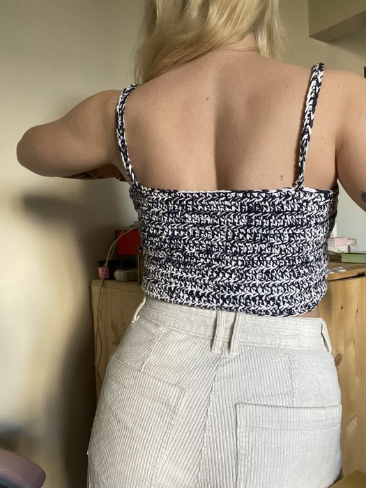 Top croșetat cu panglică