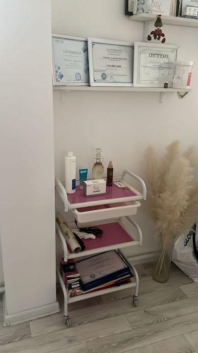 Продам стол помошник космитолога и офисный стол