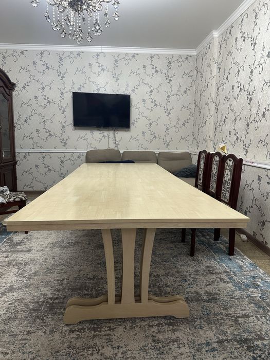 Продам большой стол для зала