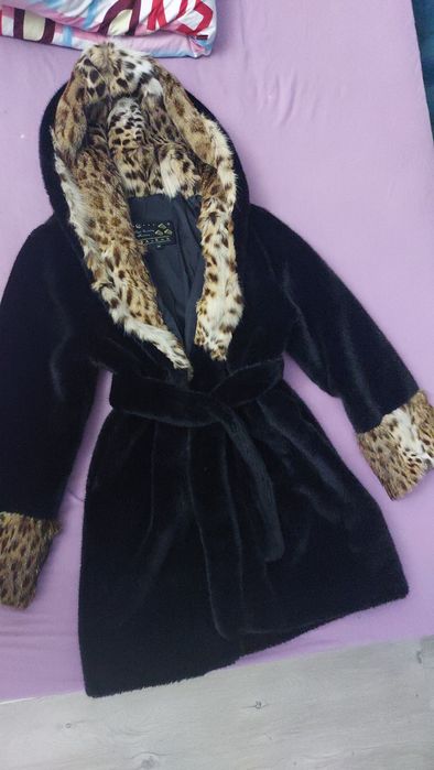 Срочно шуба почти новая с капюшоном