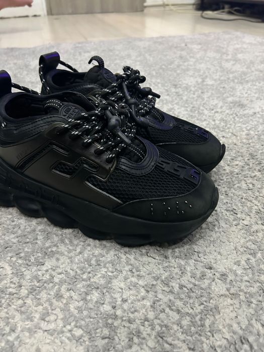 Adidasi Versce chain reaction