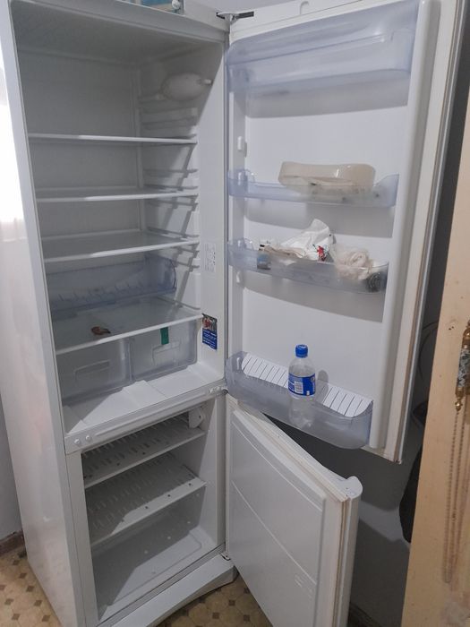 Срочно продаётся двухкамерный холодильник