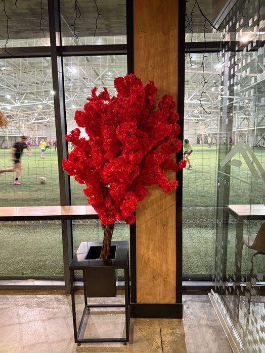 Изкуствено дърво в червен цвят