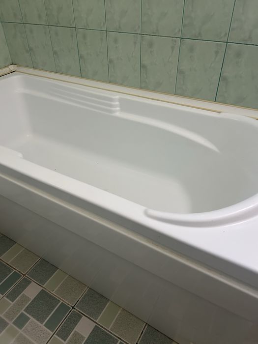 Vand cada baie alba din fibra inclysiv bateria cu dus