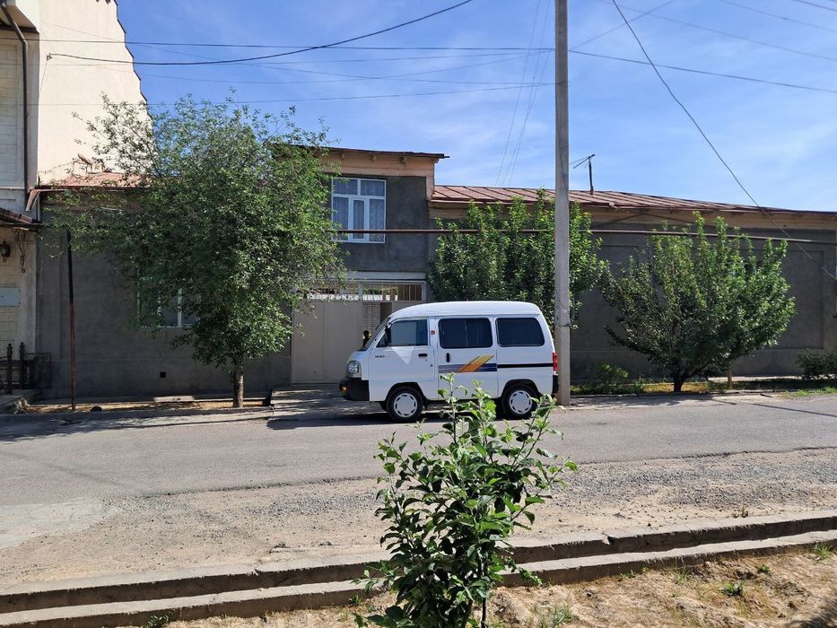 Uch qaxramon Gulistonda 7.8 sotix yer xisobida