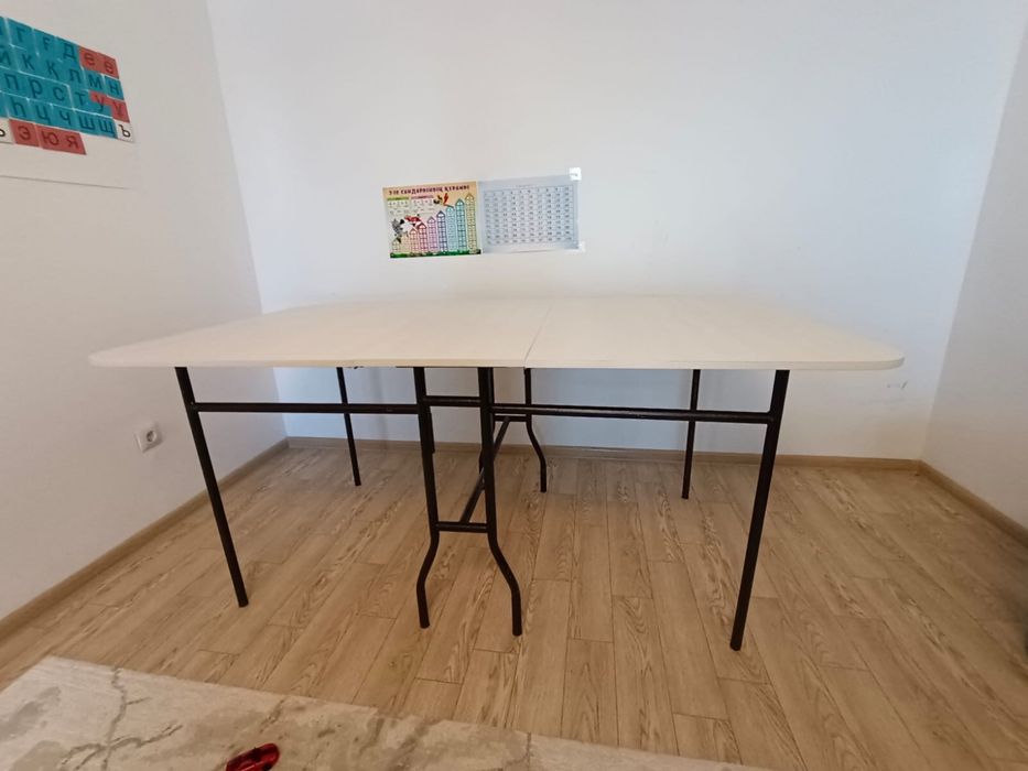 Продам стол в отличном состояний