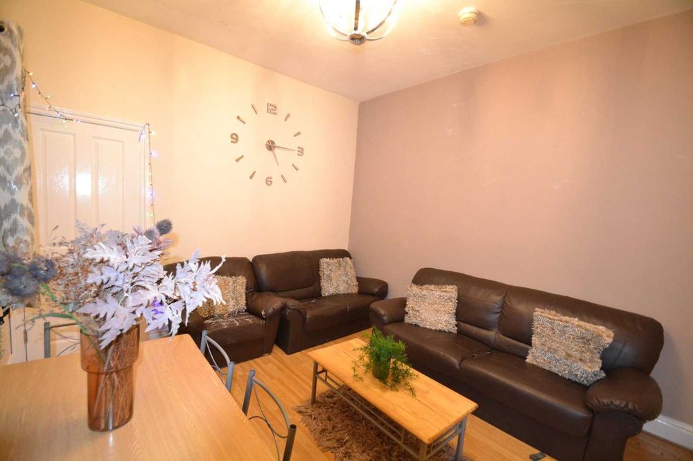 Дава се под наем Двустаен апартамент в София, Център - 65 кв.м за 408 € - Снимка #2