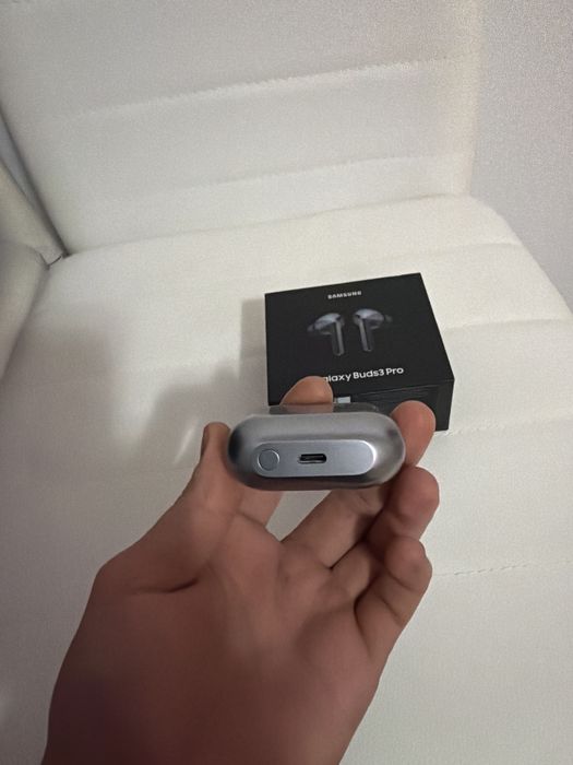 Vând căști Samsung Galaxy Buds 3 Pro, culoare argintie.