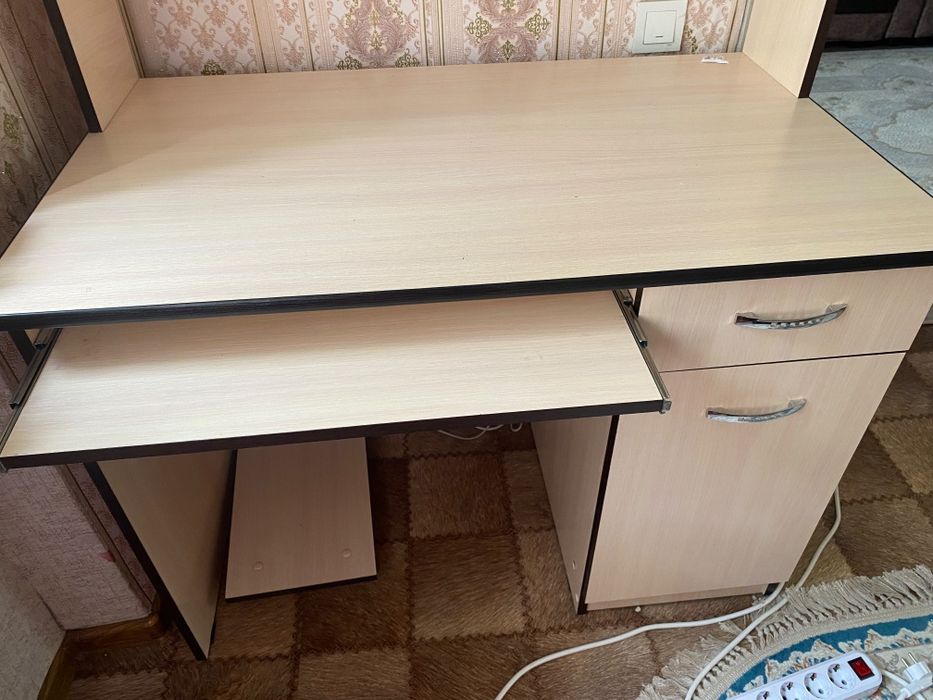 Продам удобный письменный стол