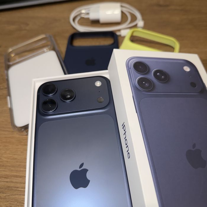 iPhone 17 Pro Max 256GB Deep Blue + оригинални калъфи и аксесоари