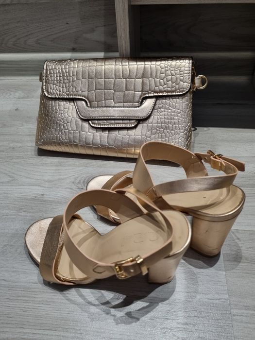 Сандали и дамска чантичка