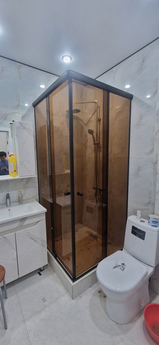 Стеклянные душевые перегородки