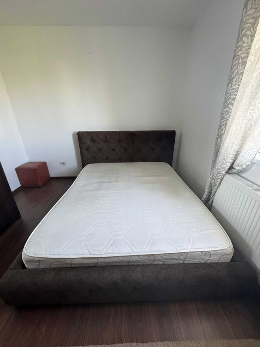 Pat tapitat cu somiera si saltea