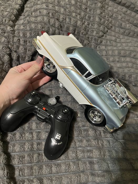 Продам машинку на пульте управления