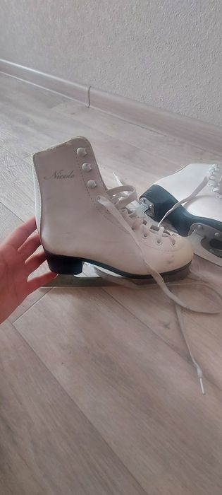 Продам фигурные коньки 32 размер
