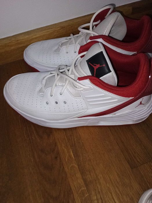 Vând adidași Nike Jordan