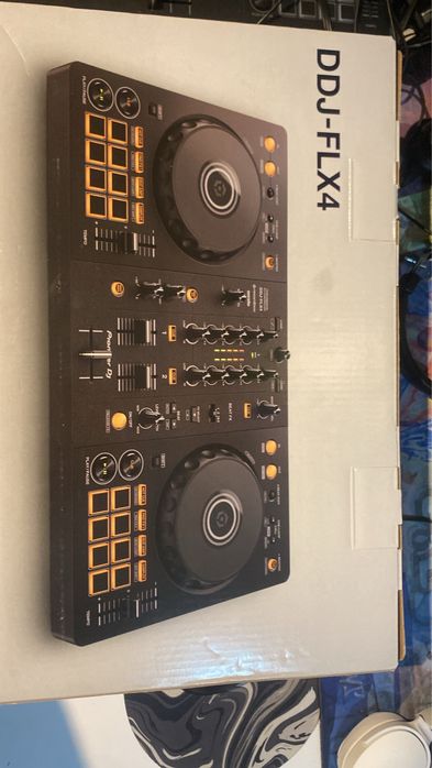 Consola dj DDJ-FLX4 ca noua plus cutie si ca noua plus cabluri rca; niciun defect;