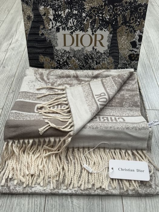 Дамски шалове DIOR