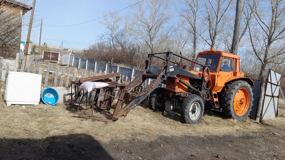 Трактор МТЗ-80 с тележкой