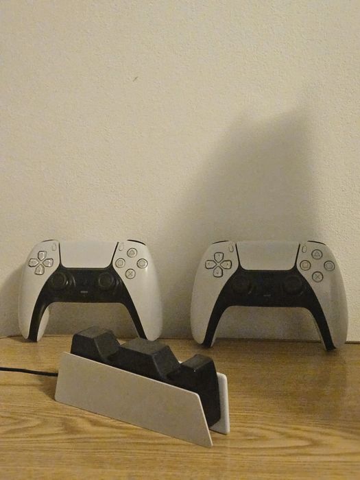 PlayStation 5 Digital Edition 1TB cu 2 controllere si statie de incarcat