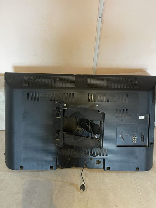 Televizor Panasonic cu suport de prins in perete