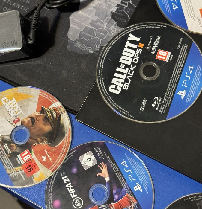 Vand 2 controllere PS4 + 18 jocuri