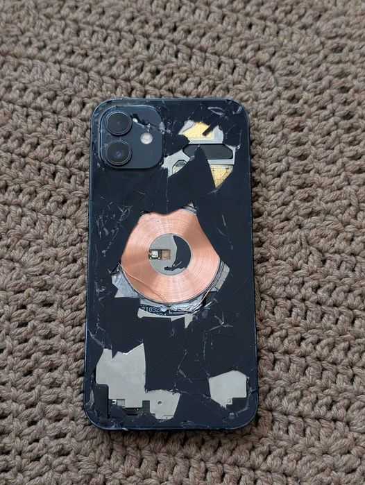 iPhone 12 DEFECT pt piese (display,bateria are doar 202 incarcari) etc