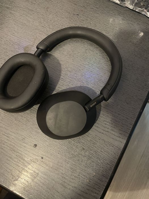 Casti Sony WH-1000XM5.