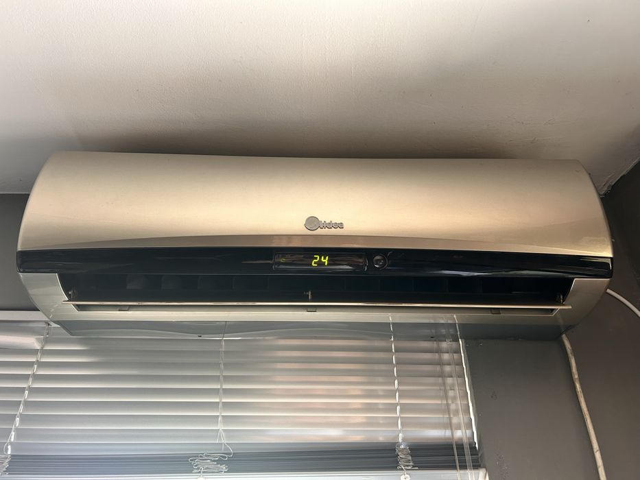 Продавам демонтиран климатик Midea 12 000 BTU (Охлаждане и Отопление)