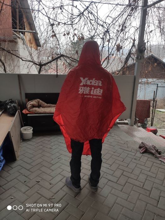 Дождевик и багажник  мопеда