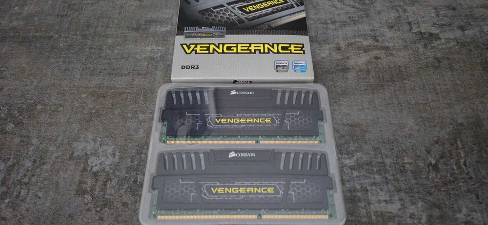 Продавам рам памет Corsair VENGEANCE 16GB (2x8GB) DDR3