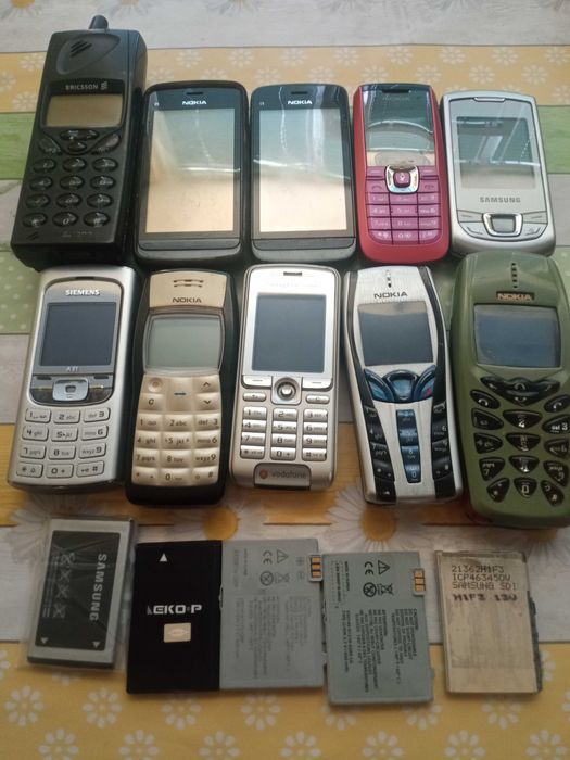 Стари Ретро Телефони и Зарядни.