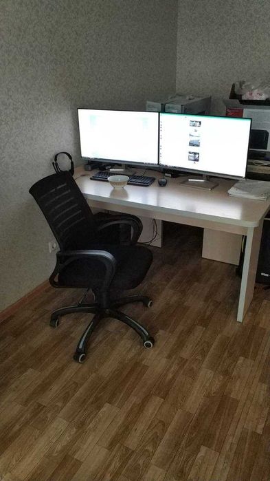 Стол офисный светлый