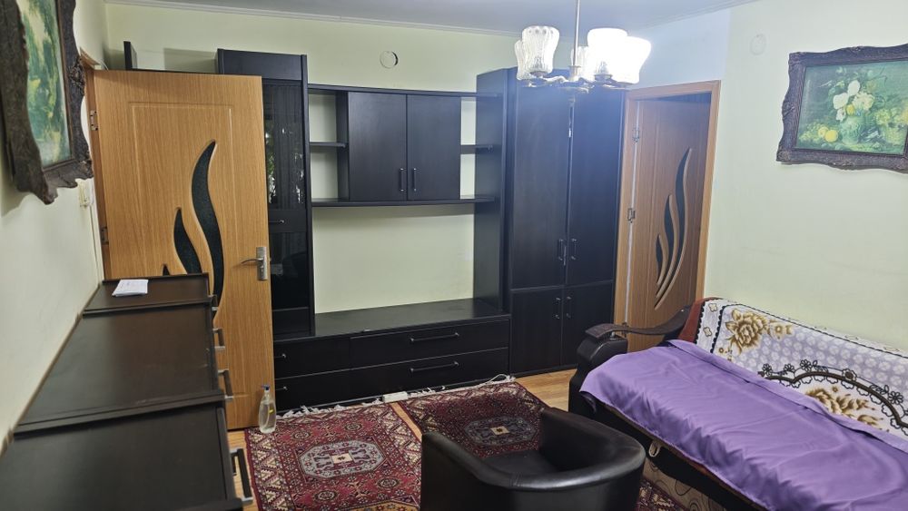 Vând apartament 3 camere, parter, amenajat spațiu comercial