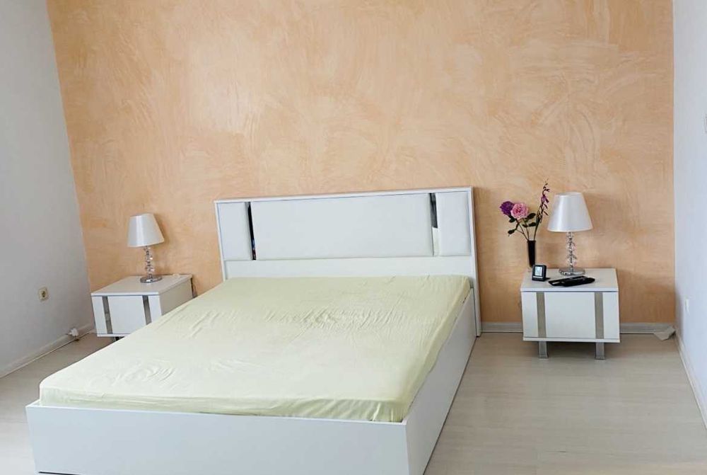 Масивна,триетажна къща за продажба