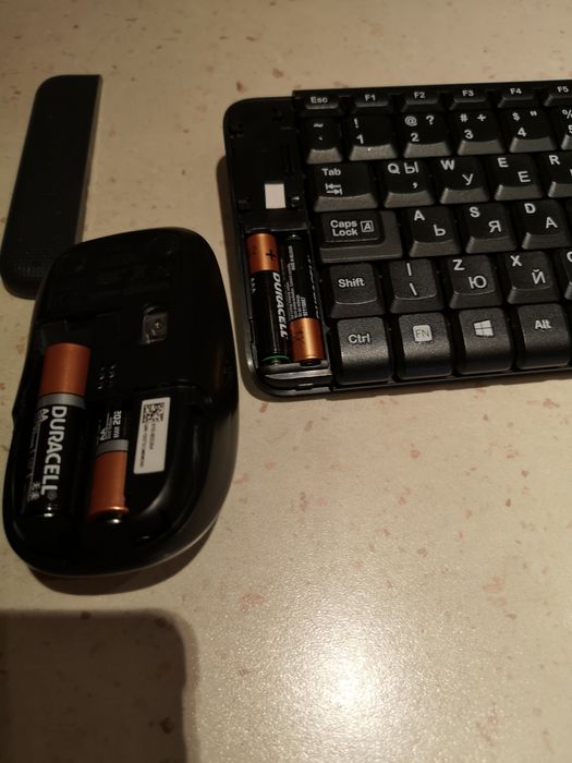 Клавиатурата Logitech mk220 + подарък Duracell