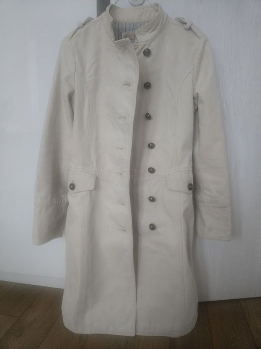 Палто, подчертаващо силуeта с асиметрични копчета