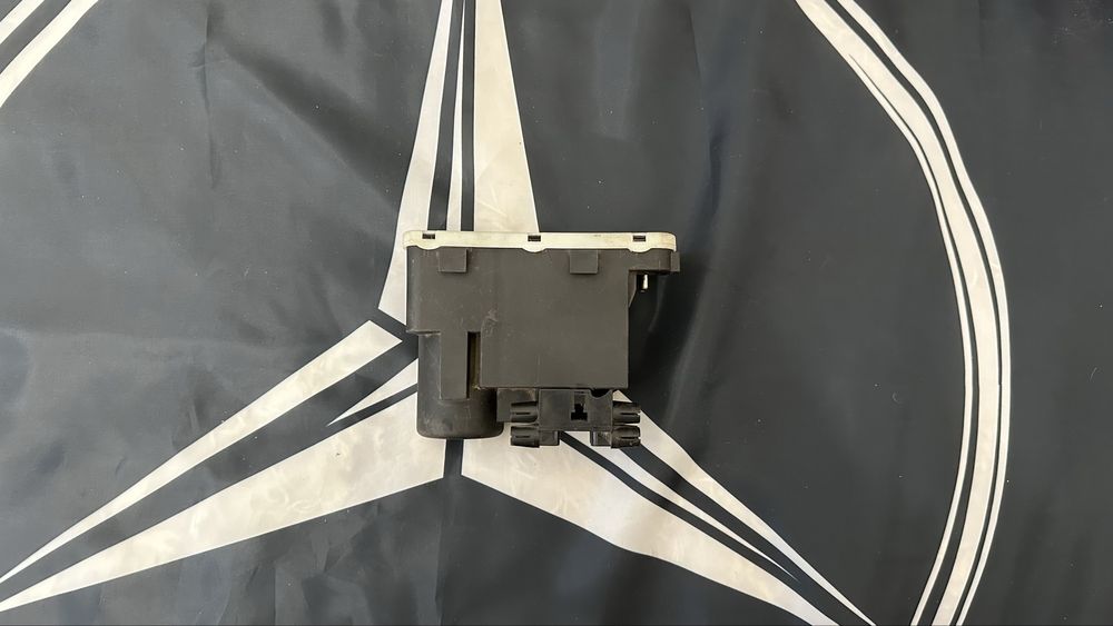 Дефлектор, решетка, фонари Мерс 124