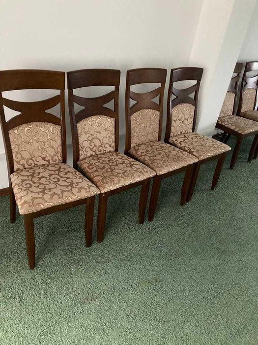 Столы и стулья .