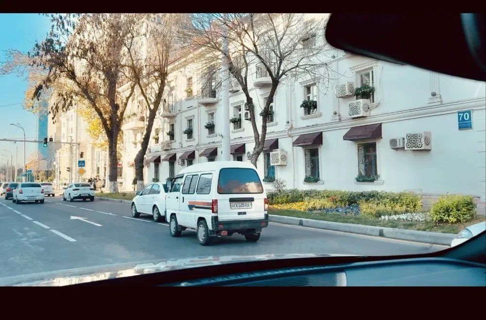 Продаётся трёхкомнатная квартира в центре города ул Нукус ор-р Глинка.