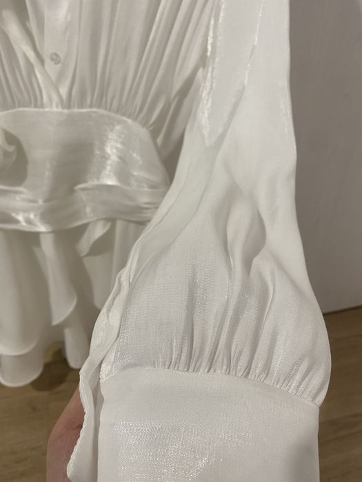 Бяла елегантна рокля