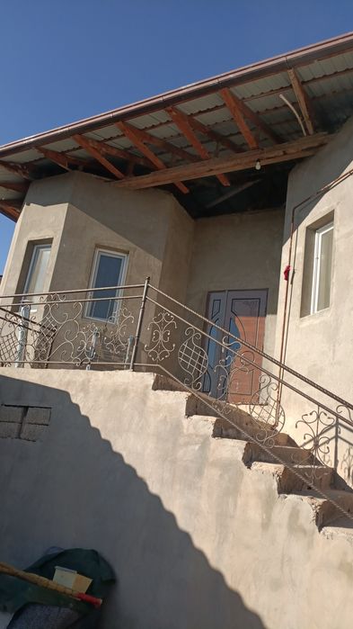 5 хонали үй сотилади палтара этажный.