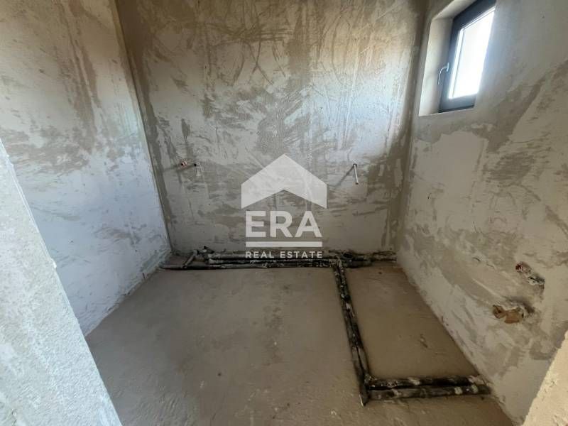 Двуетажна новопостроена къща за продажба, с двор и морска панорама, в