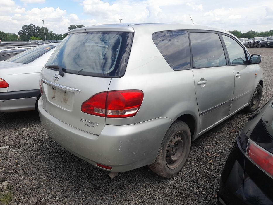 На части! Toyota Avensis Verso 2.0 D4D